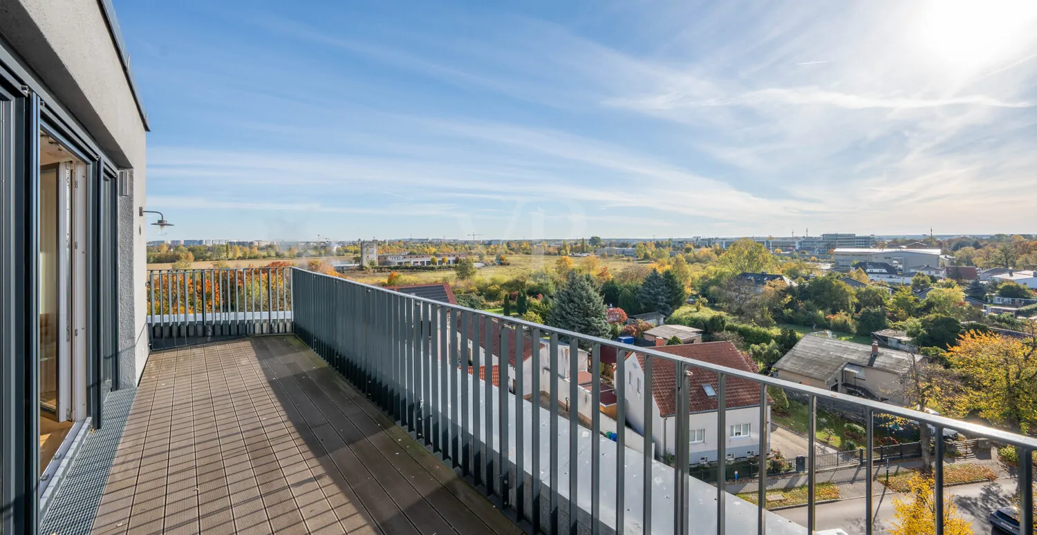 sonniger Balkon mit Aussicht