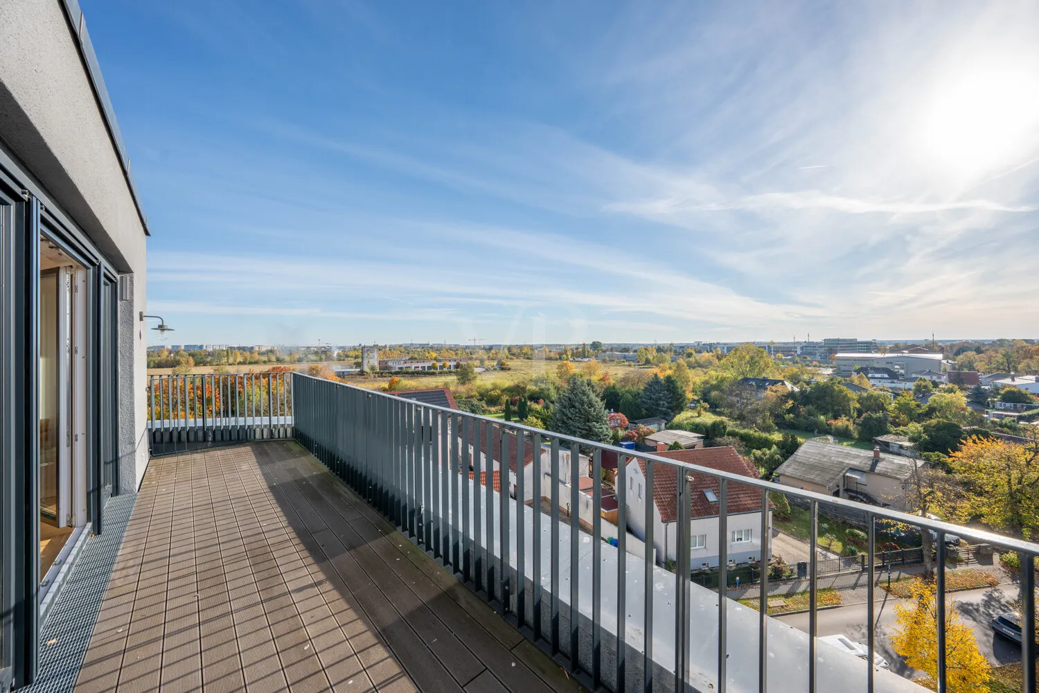 sonniger Balkon mit Aussicht