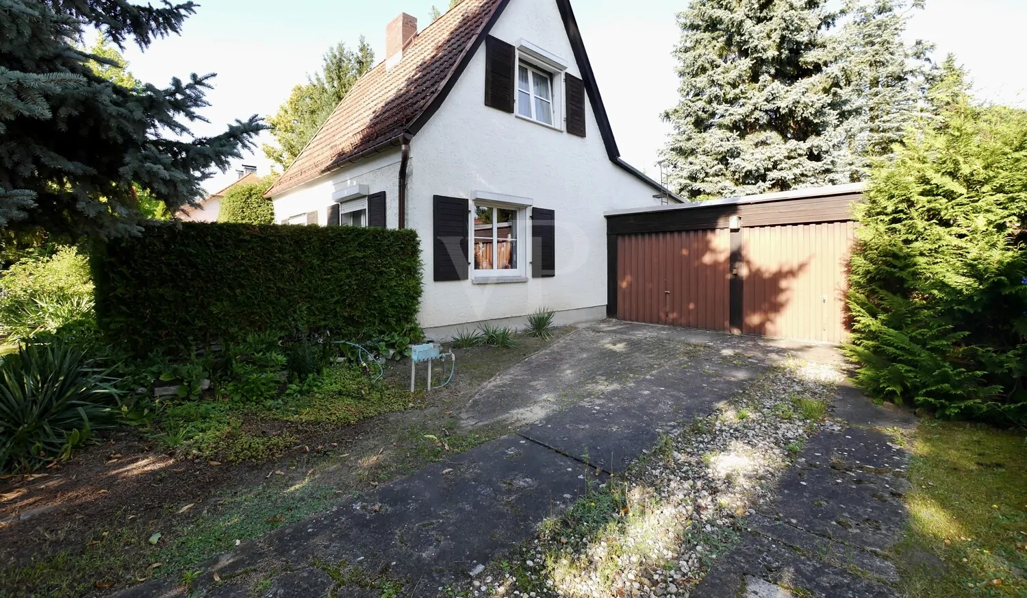 Bestandshaus mit Garagen