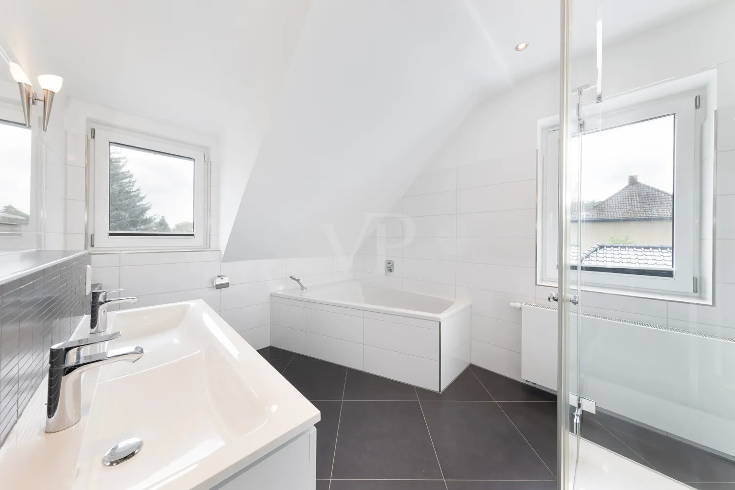 Familienbad im DG mit Dusche und Badewanne