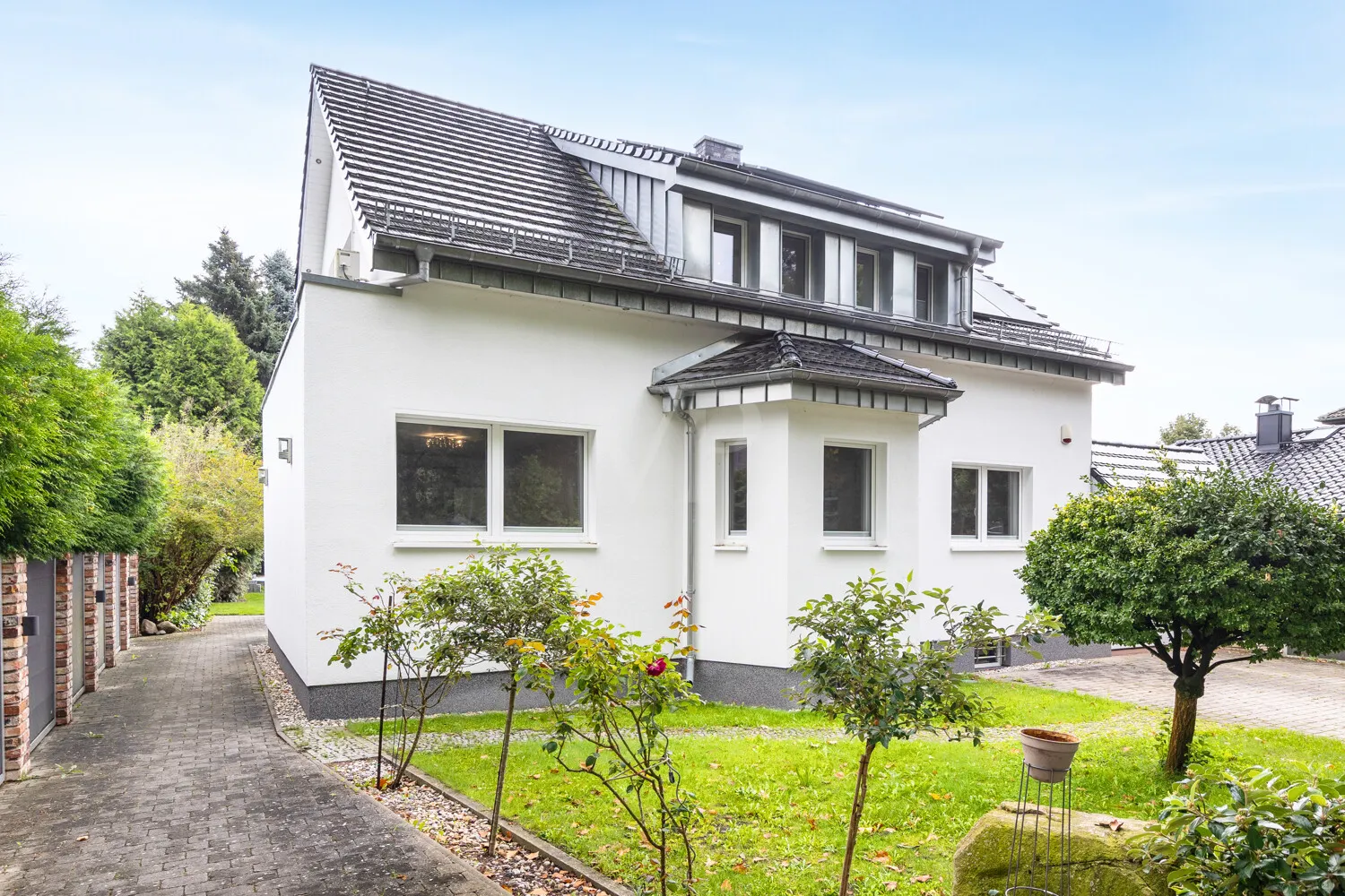 Blick in den Vorgarten und auf das Haus