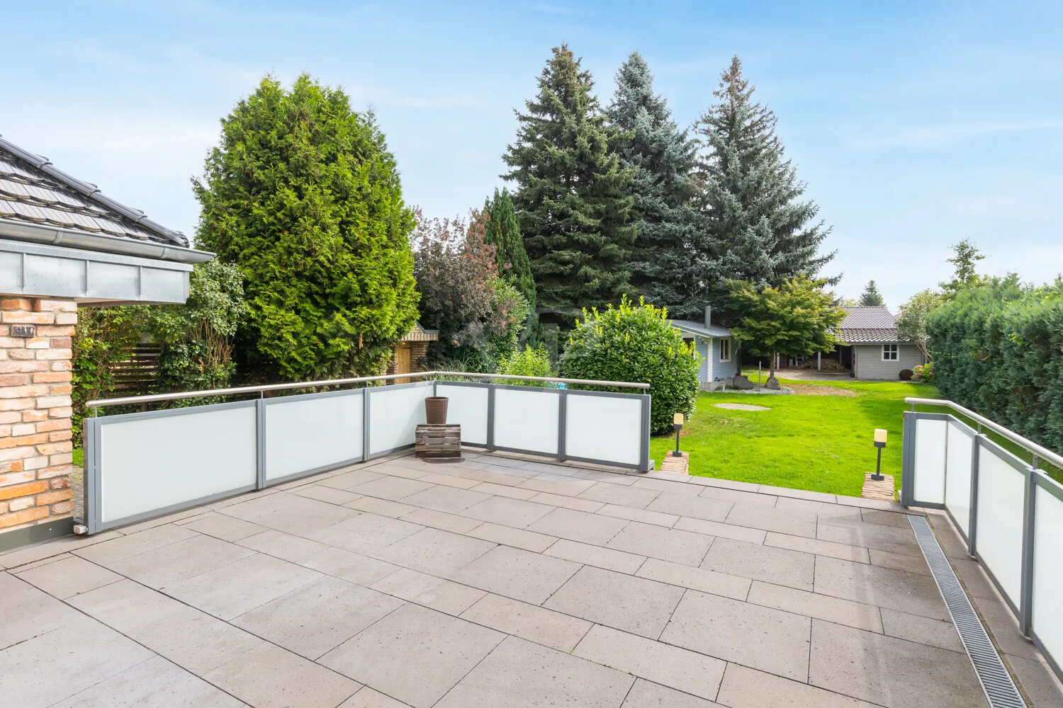 Blick von der Terrasse in den Garten