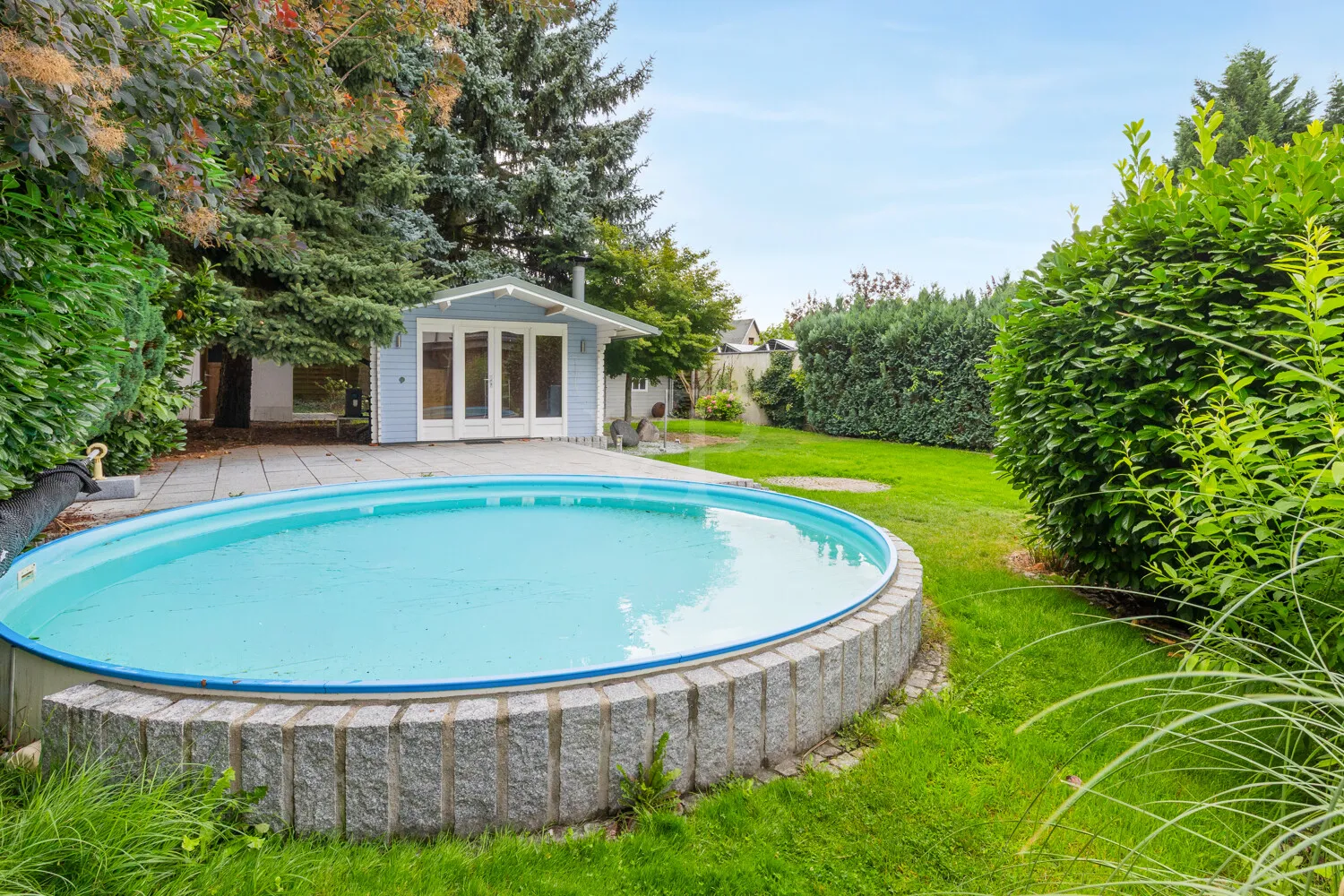 Blick auf den Pool und in den Garten