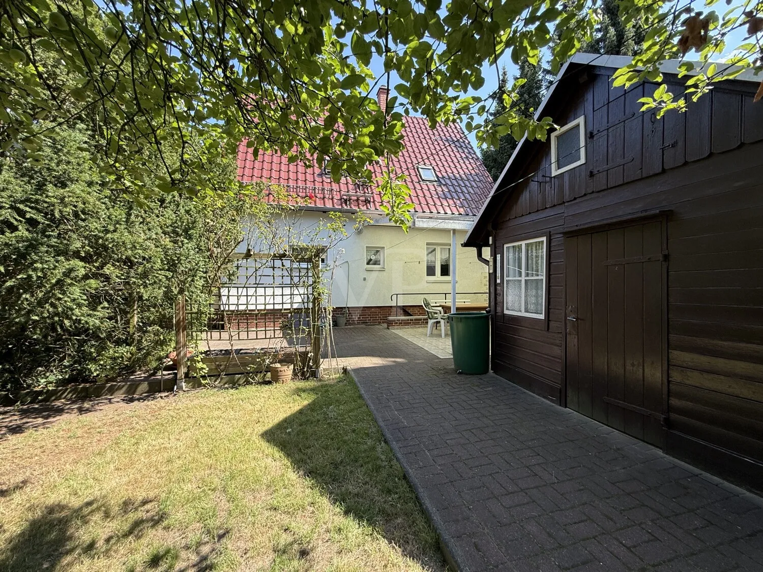 Gartenhaus und Terrasse