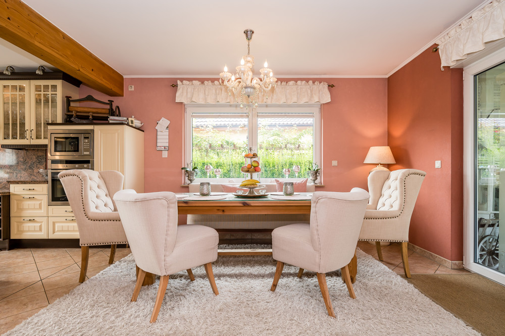 Esszimmer mit angrenzender Küche und Terrasse