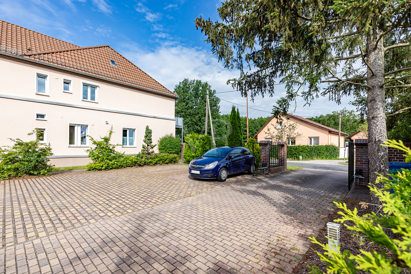 Mehrfamilienhaus mit Parkmöglichkeiten