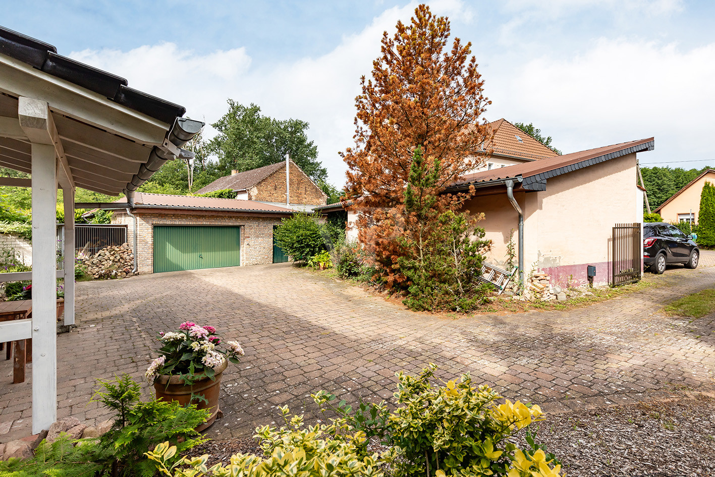 Garage und Parkmöglichkeiten vor der 