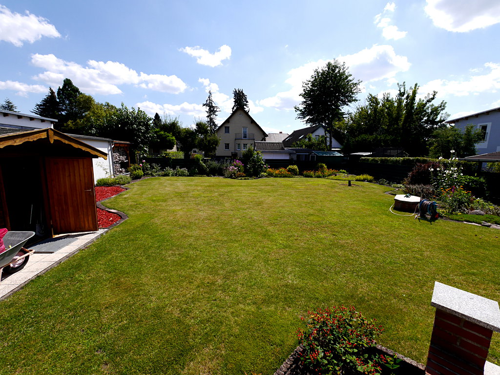 schöner gepflegter Garten