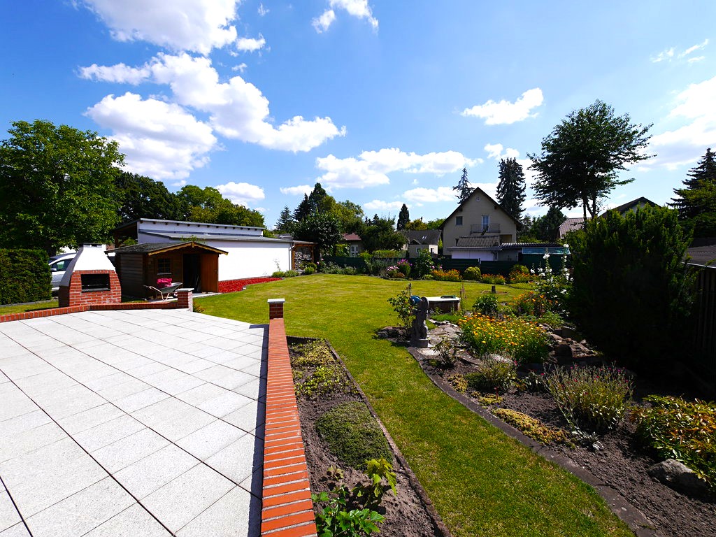 Gartenansicht von der grossen Terrasse