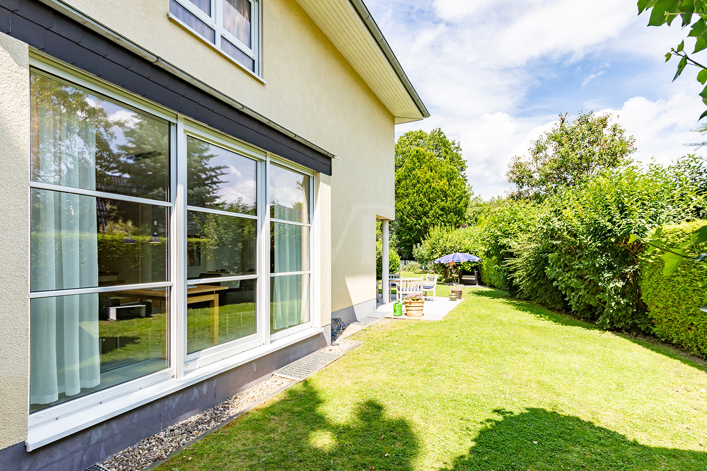 große Fensterfront zum Essbereich