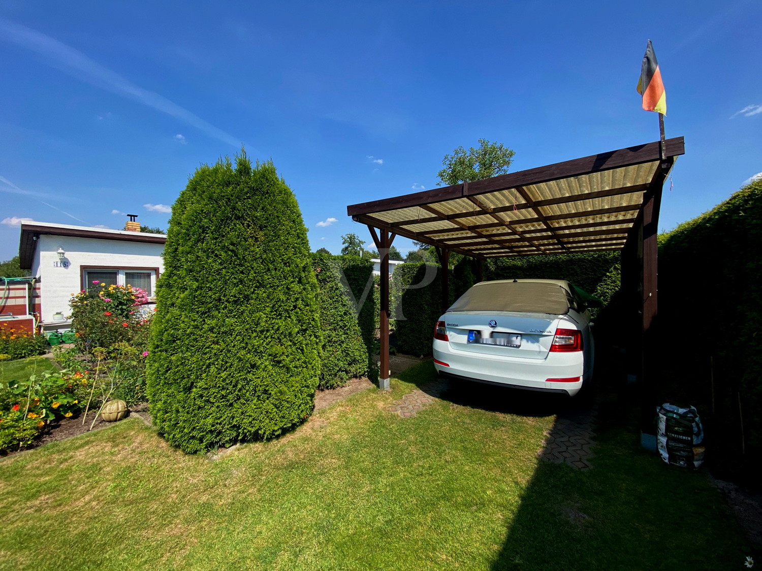 Carport und Stellplatz