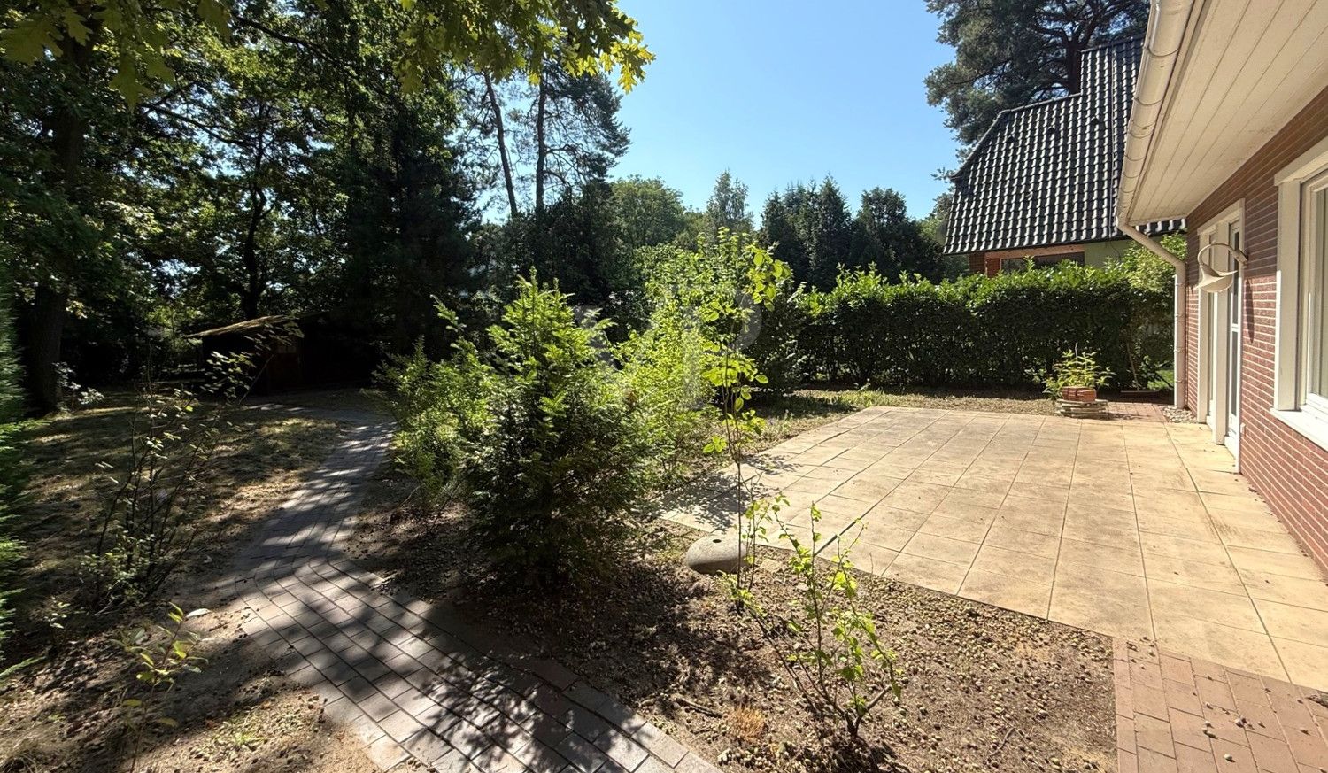 Terrasse mit Blick in den Garten