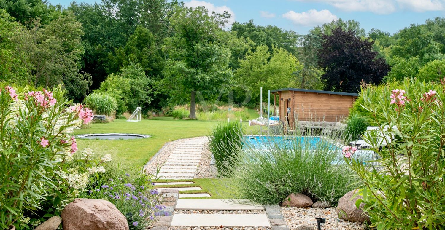 Schöner Garten m. Pool & Sauna