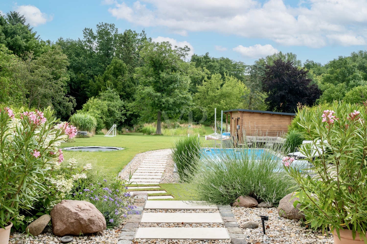 Schöner Garten m. Pool & Sauna