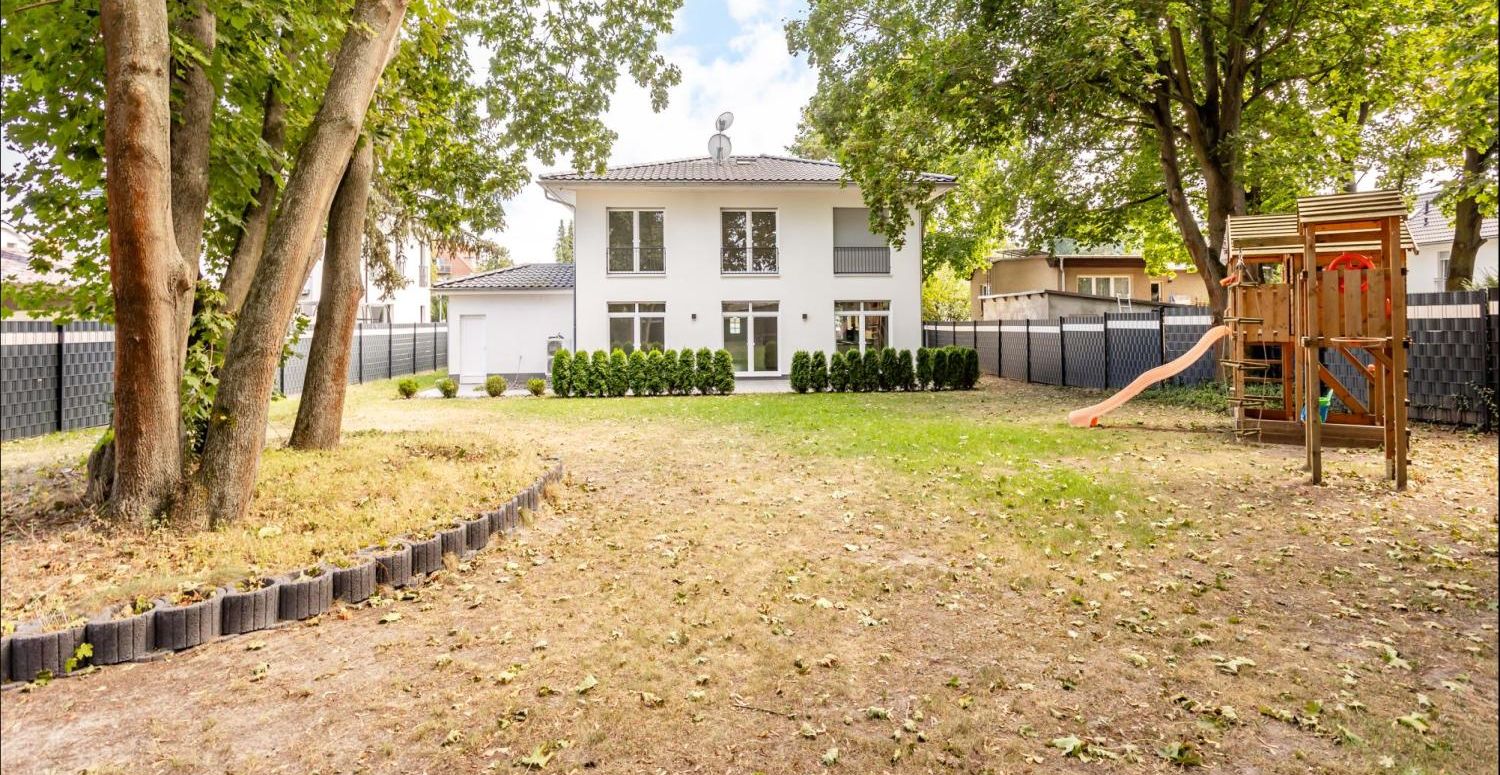 Stilvolle Villa mit traumhaften Aussichten auf großem grün angelegtem Grundstück im Süden von Berlin