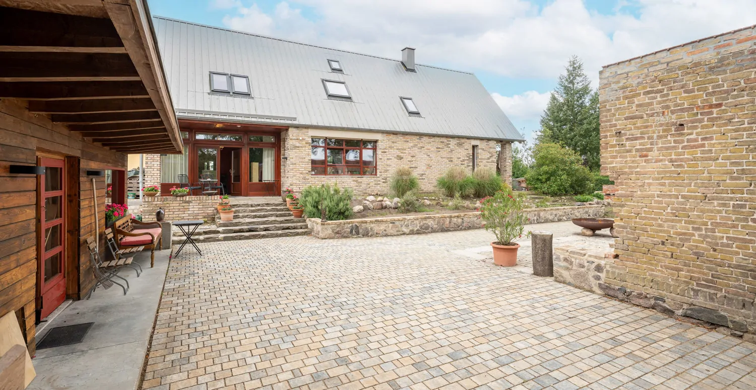 Hofeingang und Remise