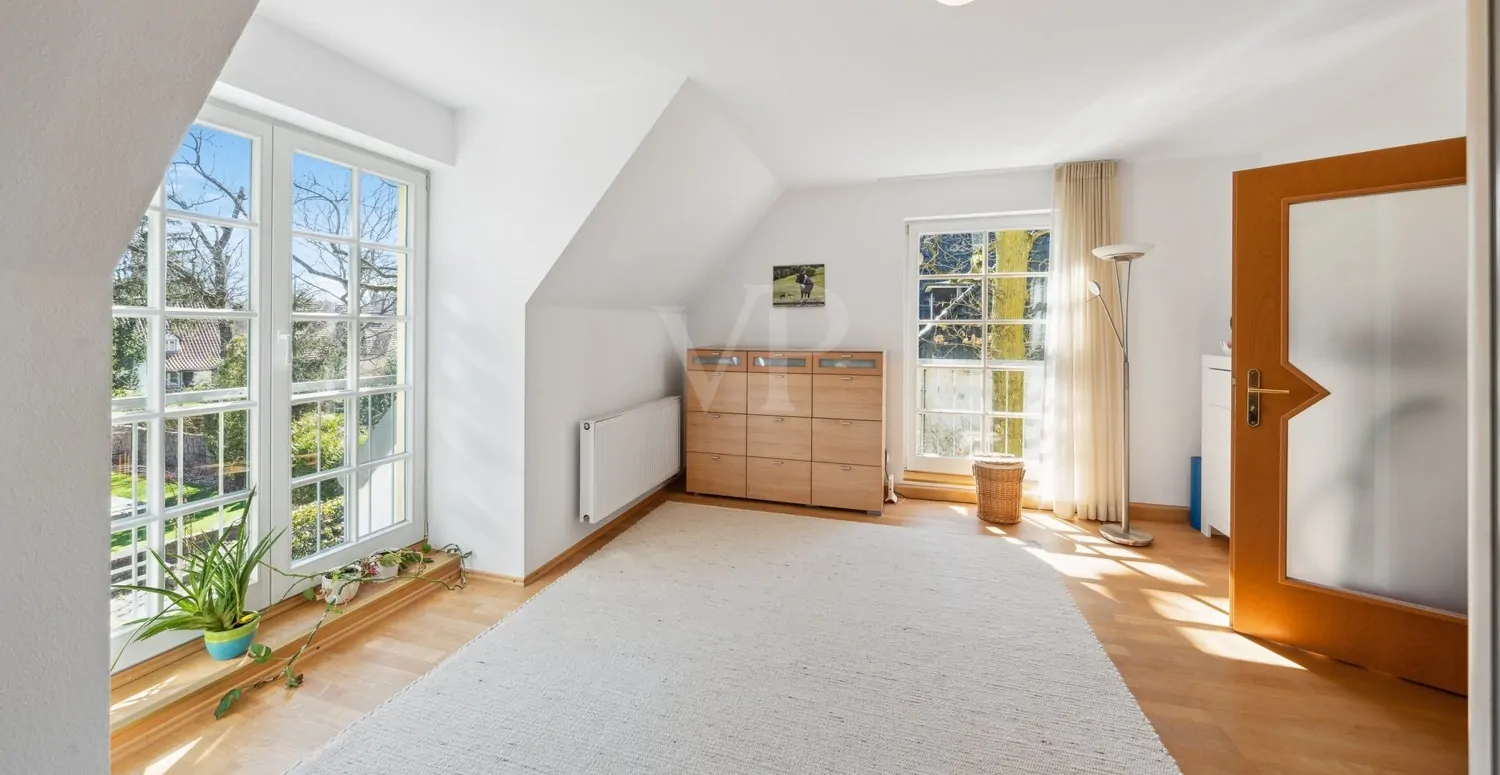 Zimmer 5 mit Aufgang zum Studio