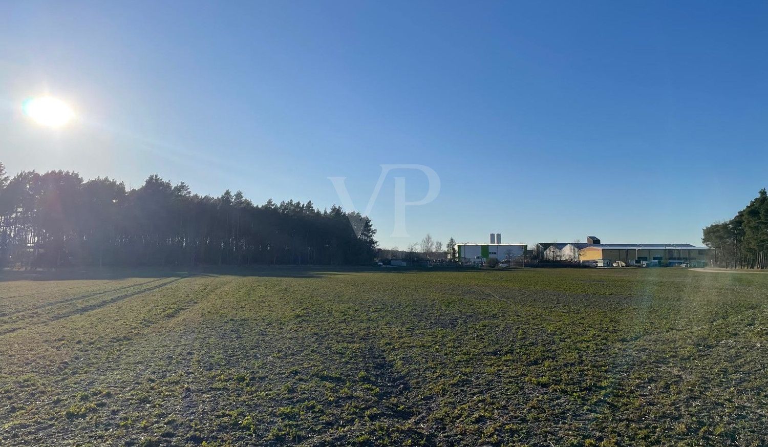 Blick auf das Grundstück und das angrenzende Gewerbegebiet