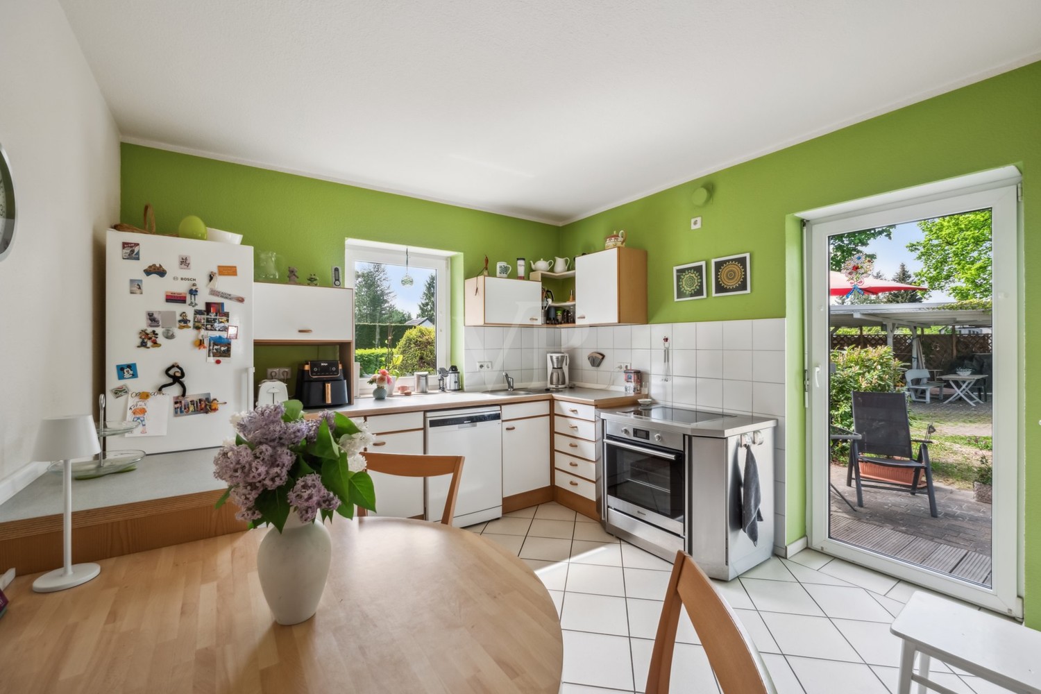 Küche mit Terrassenzugang