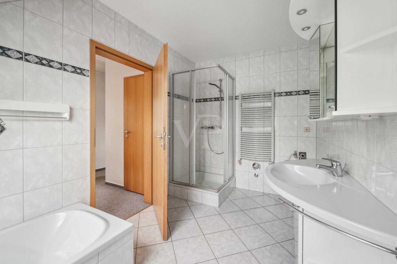 Bad mit Dusche und Wanne - ELW