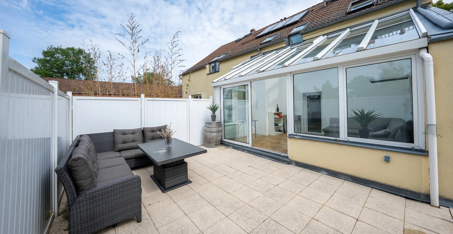 Sonnenterrasse mit Gartenzugang