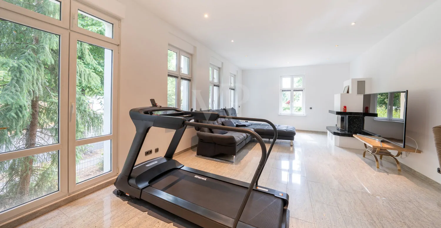 Wohnzimmer mit Kamin