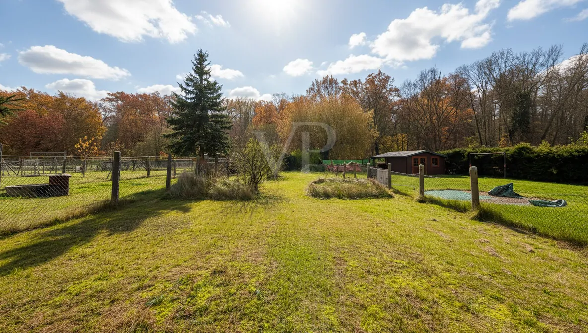 Idyllischer Gartenbereich