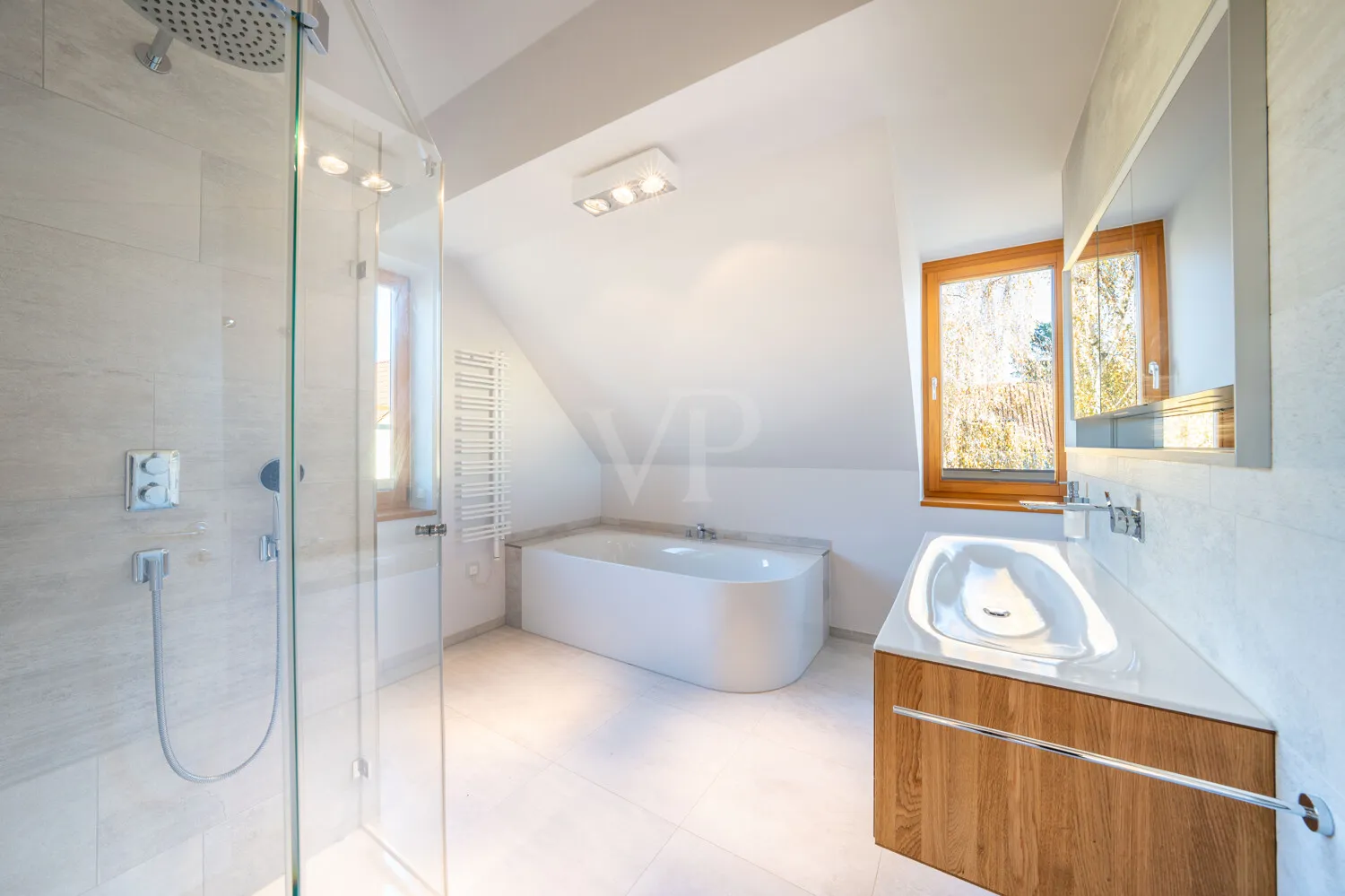 neuwertiges Dusch- und Wannenbad