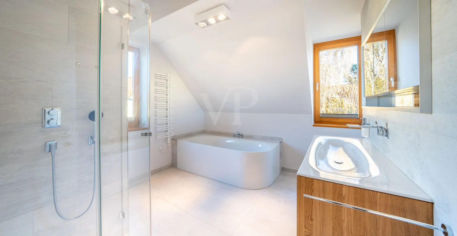 neuwertiges Dusch- und Wannenbad