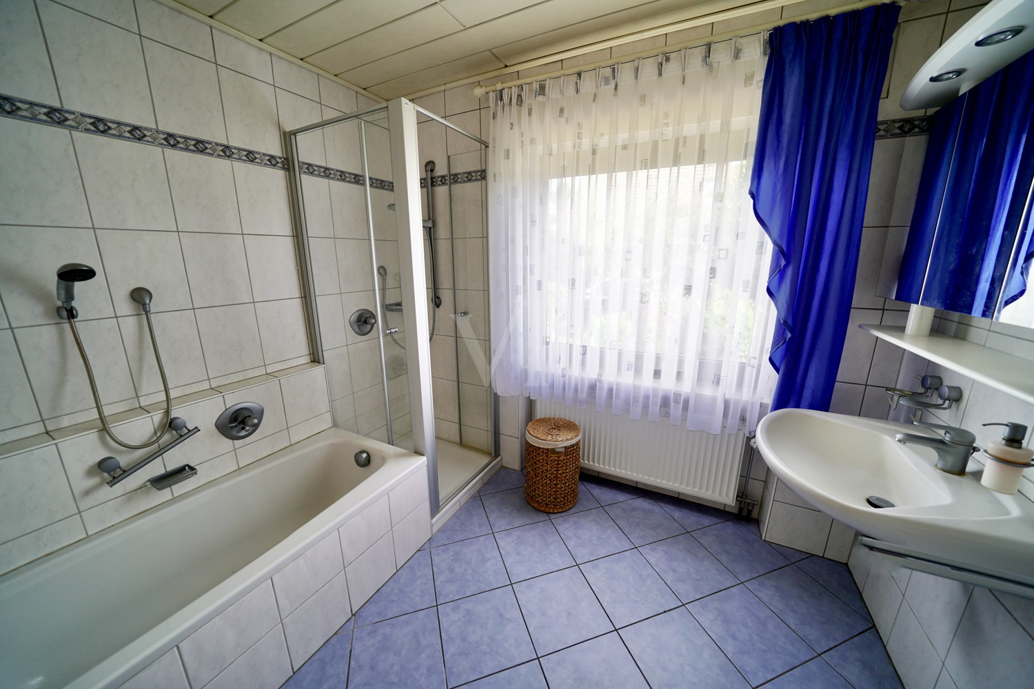 Tageslicht-Bad mit Dusche und Wanne