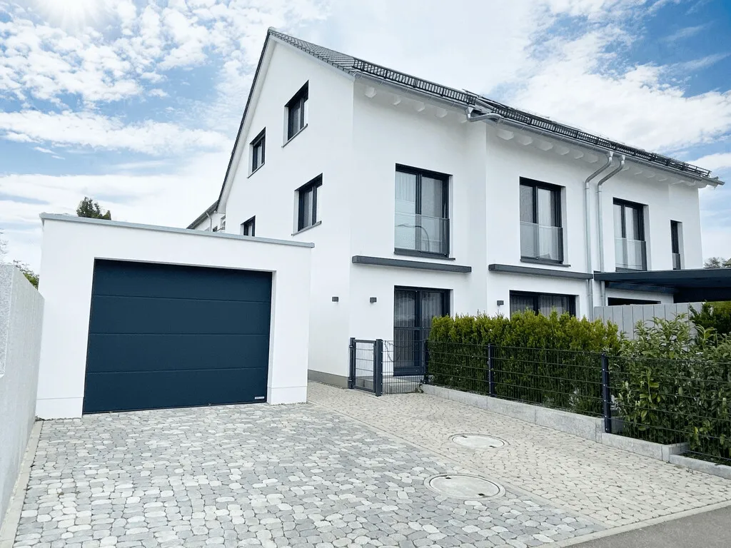 Living & Feeling Good: Spacious semi-detached house with 6 rooms in the heart of Senden