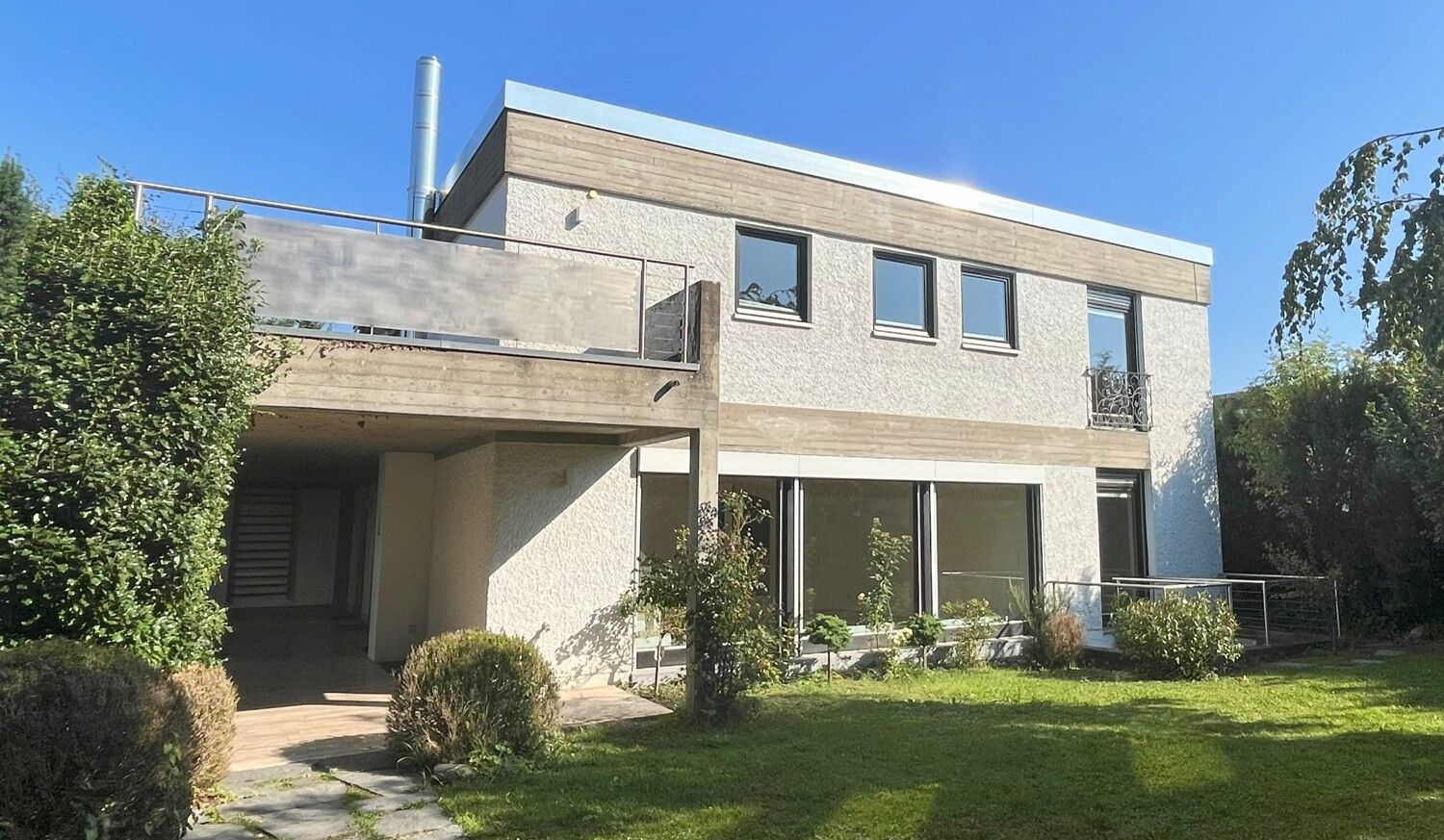 Luxuriöses Einfamilienhaus mit Einliegerwohnung und idyllischem Garten