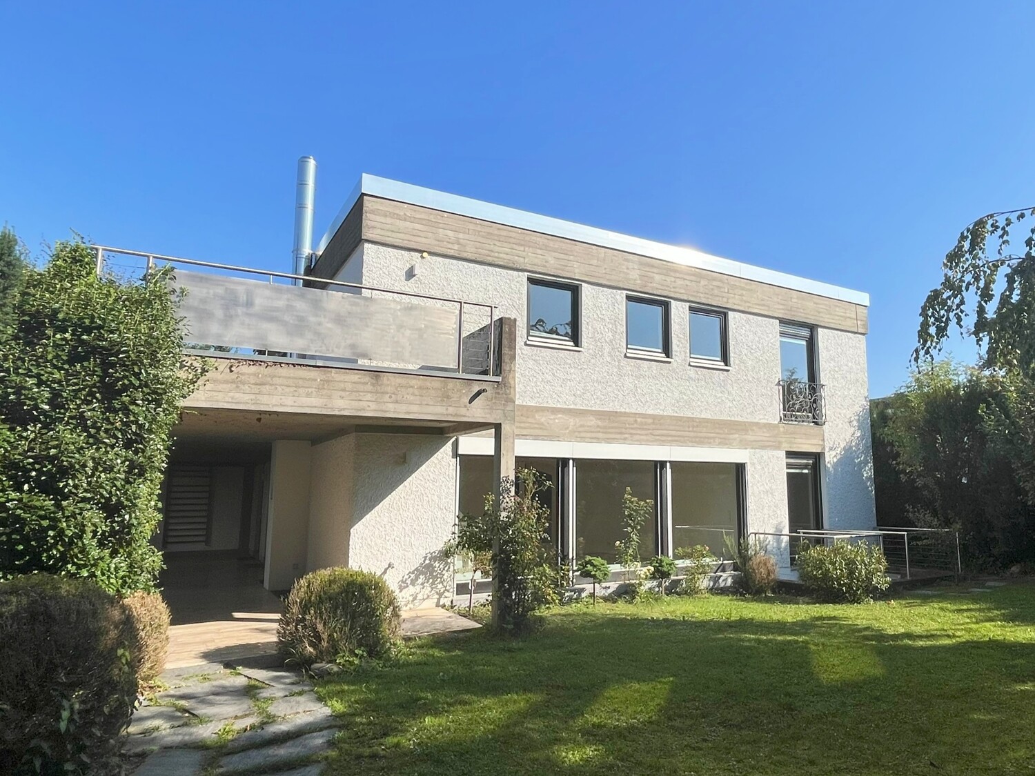 Luxuriöses Einfamilienhaus mit Einliegerwohnung und idyllischem Garten