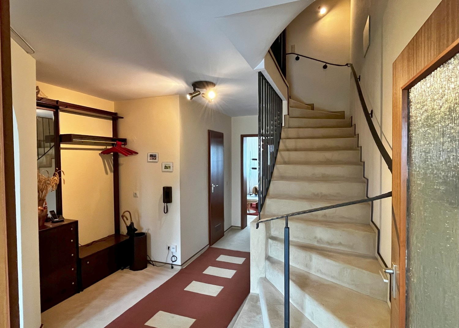 Reihenmittelhaus - Wunderschönes Ambiente trifft Architektur und Design
