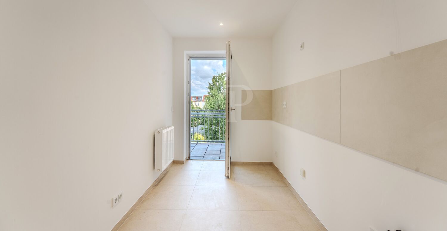 Küche mit Zugang zum Balkon