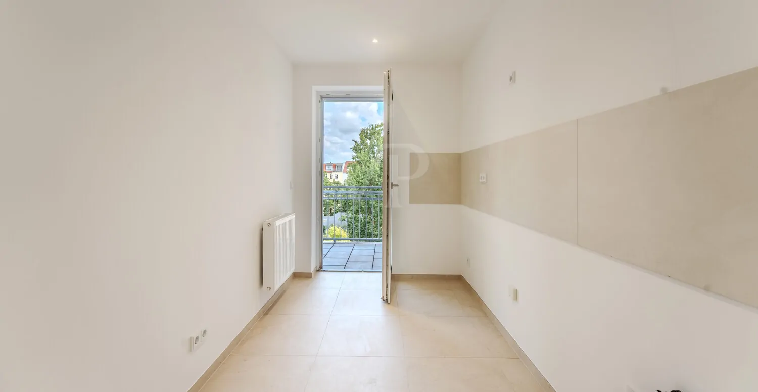 Küche mit Zugang zum Balkon