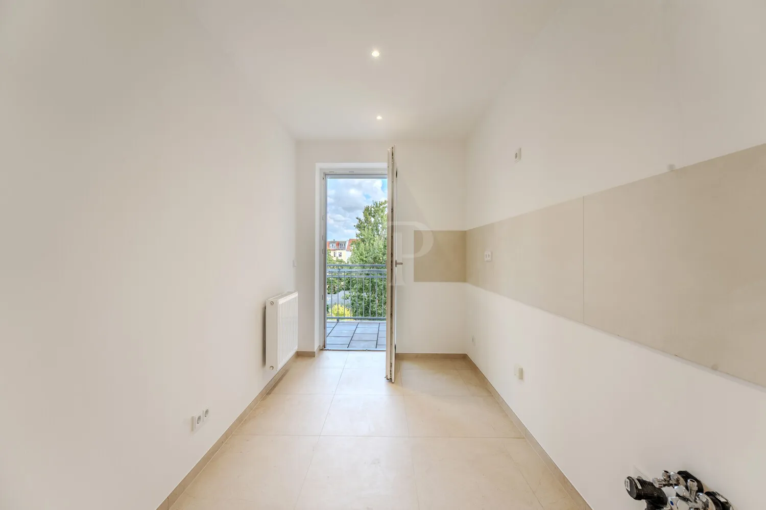 Küche mit Zugang zum Balkon