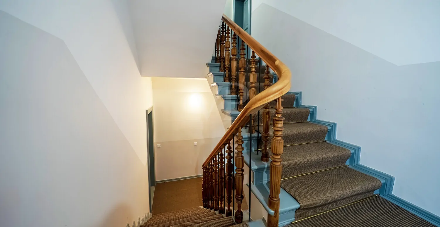 frisch saniertes Treppenhaus