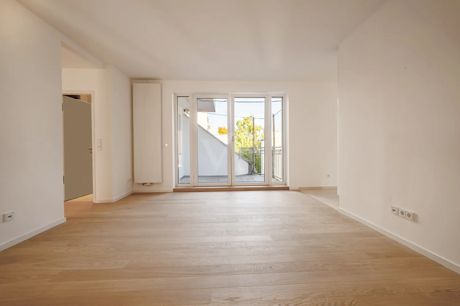 Wohnzimmer mit Zugang zur Südostterrasse