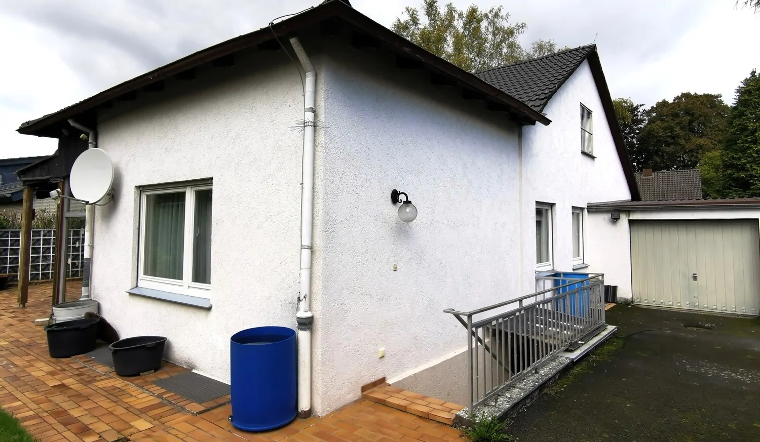 Weg zum Keller und Garage