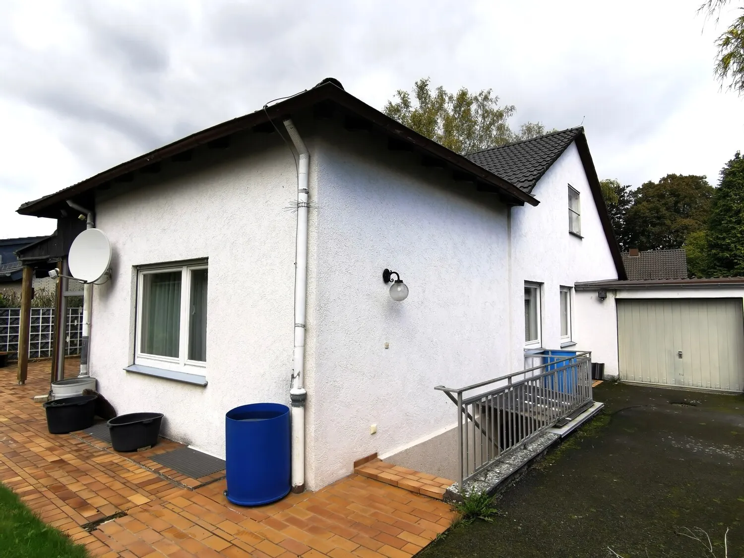 Weg zum Keller und Garage