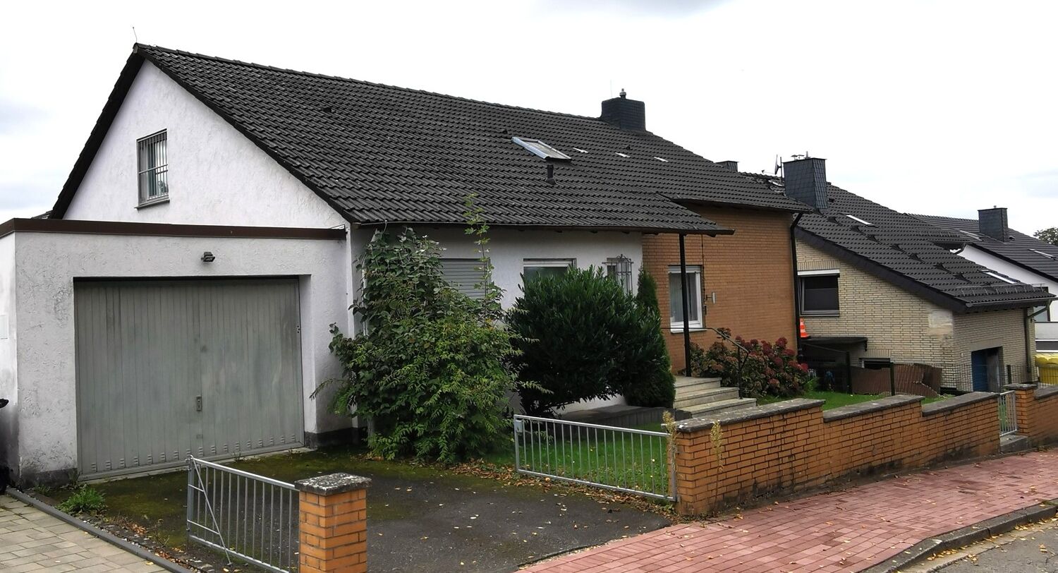 Straßenansicht mit Garage
