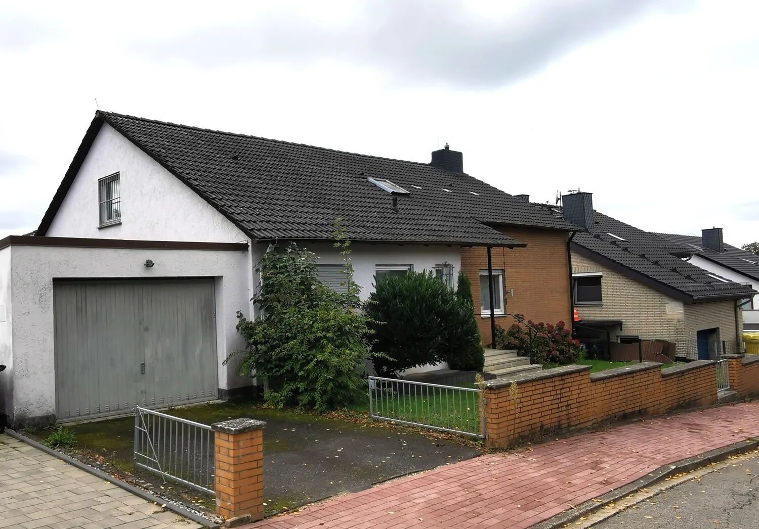 Straßenansicht mit Garage