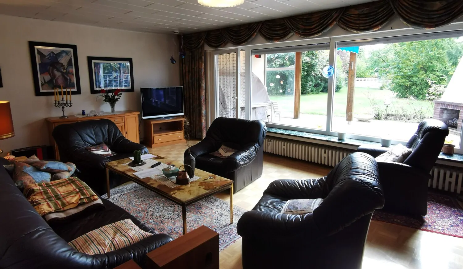 Wohnzimmer mit Blick zur Terrasse