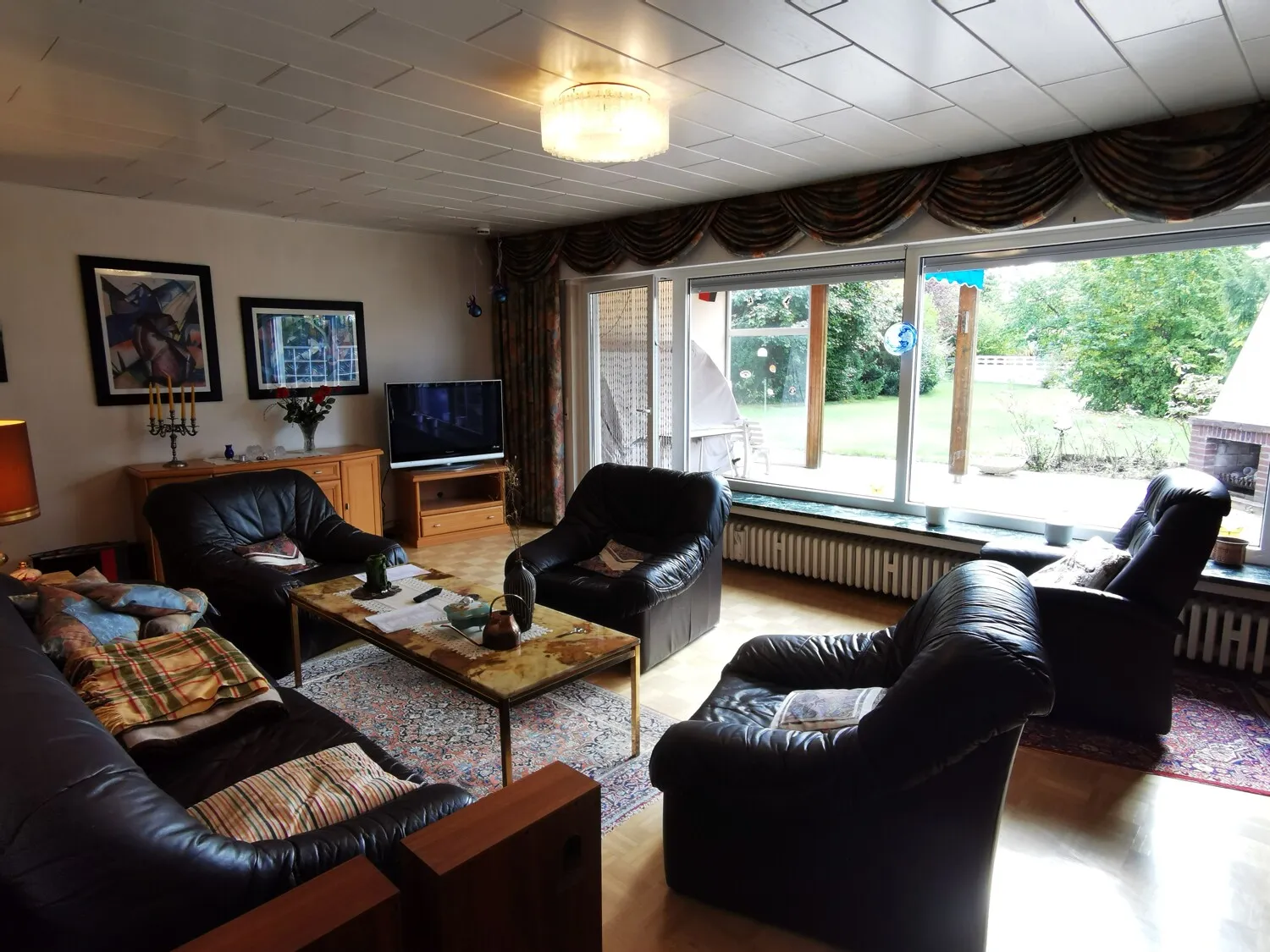 Wohnzimmer mit Blick zur Terrasse