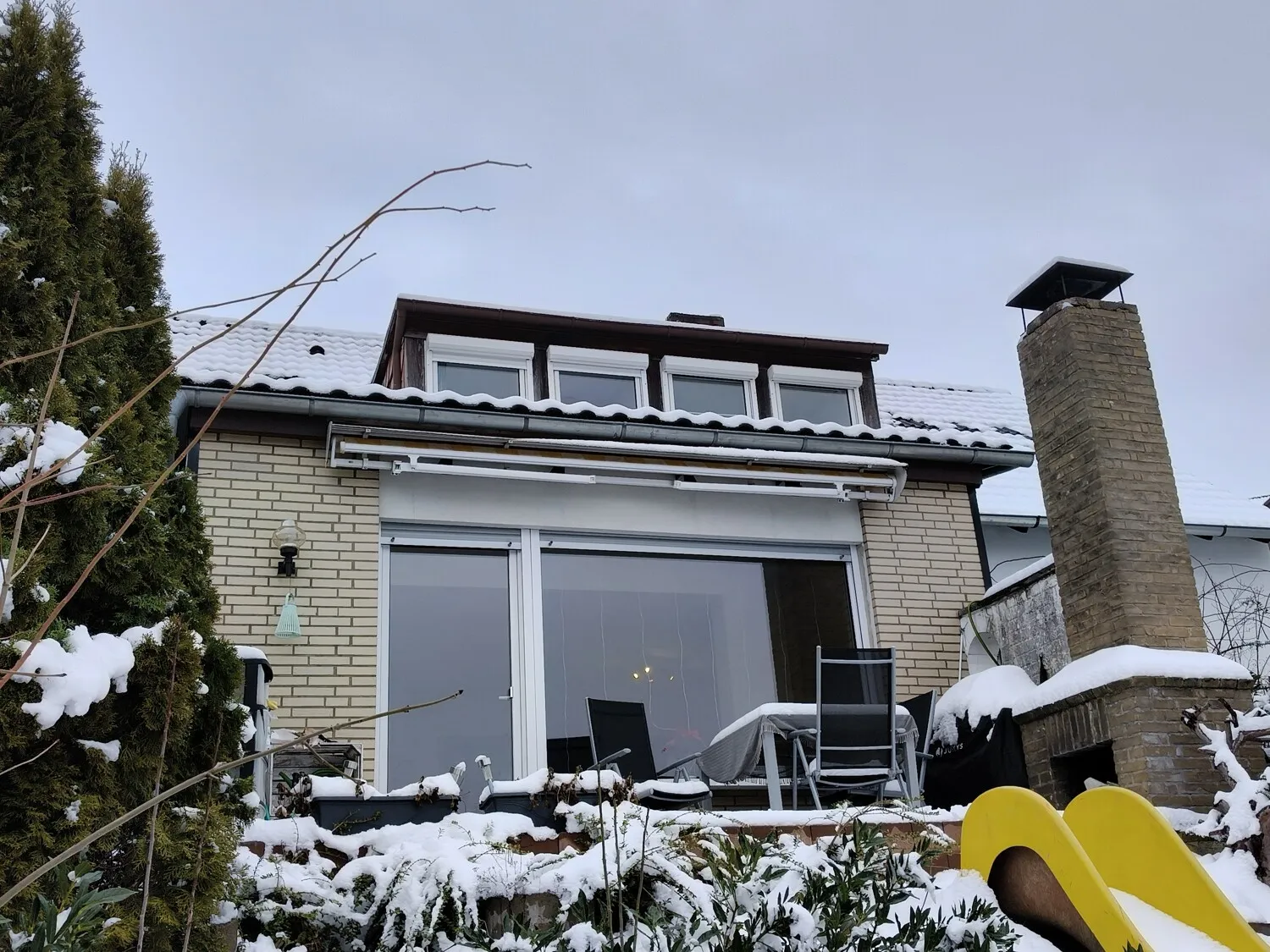 Blick zur Terrasse und Außenkamin