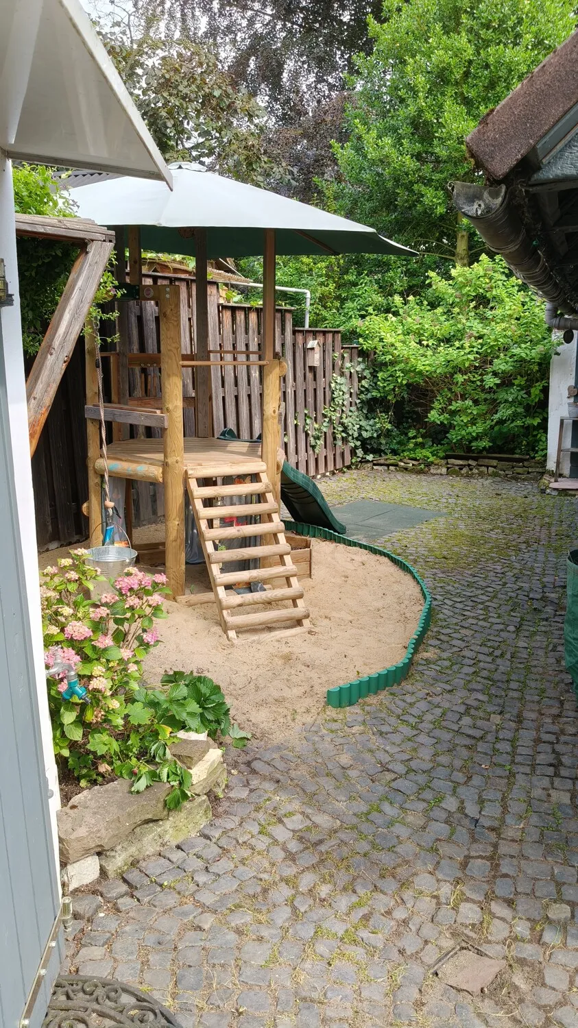 Innenhof mit Spielgerät