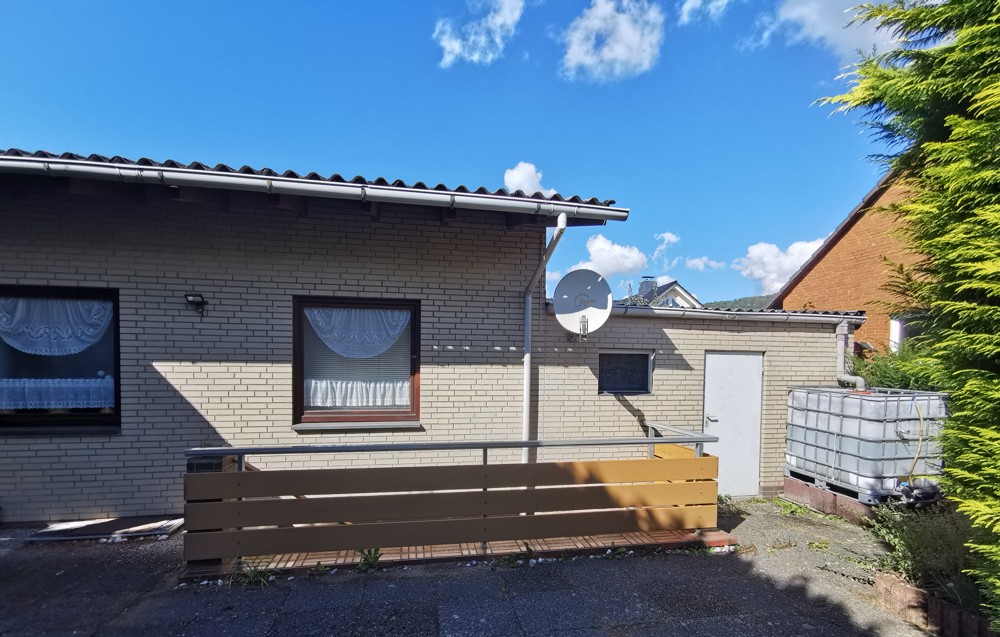 Rückansicht mit Eingang zur Garage und Keller