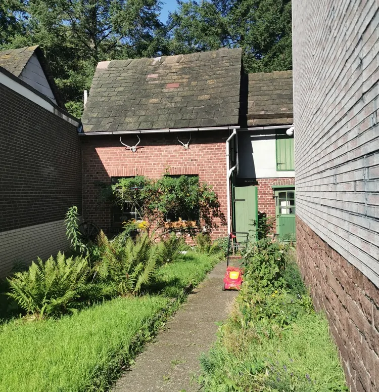 Weg zu dem Eingang linke Seite