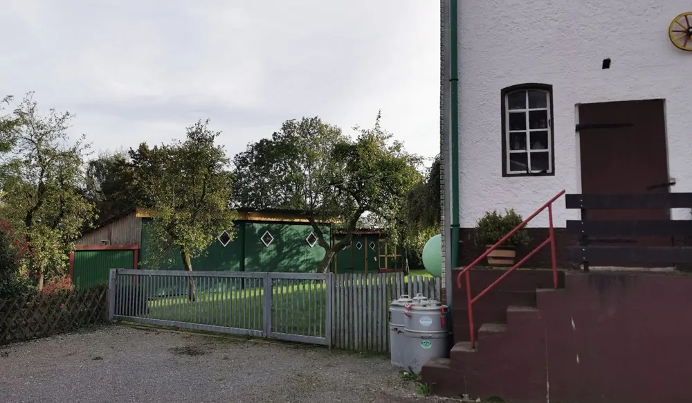 Tor mit Zufahrt in den Garten